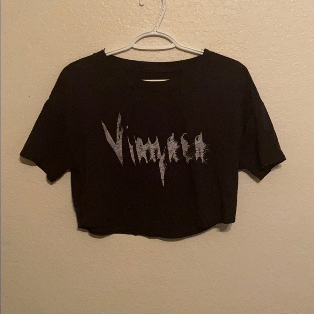 I’m selling this cropped Lululemon shirt.